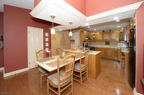 85 Oakwood Dr, Wayne, NJ 07470 photo 6