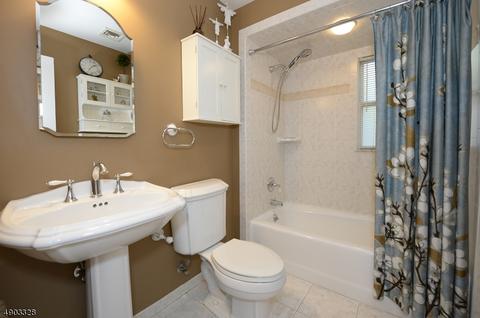 85 Oakwood Dr, Wayne, NJ 07470 photo 10