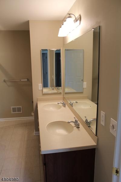 105 Levinberg Ln, Wayne, NJ 07470 photo 9