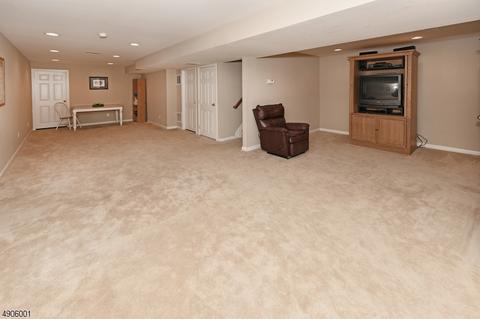 187 Levinberg Ln, Wayne, NJ 07470 photo 24