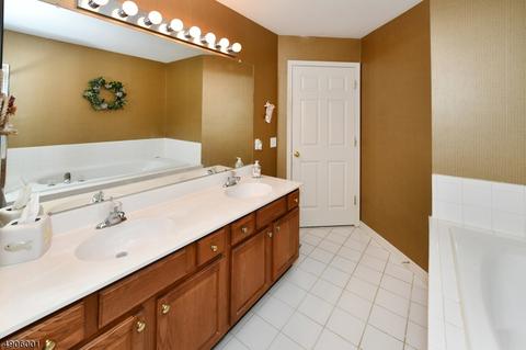 187 Levinberg Ln, Wayne, NJ 07470 photo 17
