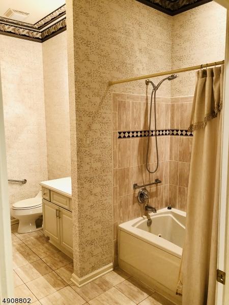 1111 Four Seasons Dr, Wayne, NJ 07470 photo 8