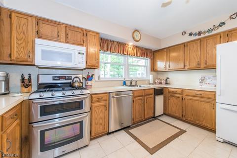 8 Prince Ct, Wayne, NJ 07470 photo 5