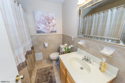 8 Prince Ct, Wayne, NJ 07470 photo 13