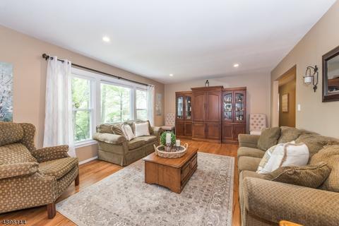 8 Prince Ct, Wayne, NJ 07470 photo 2