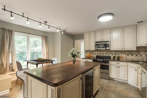 4 Wildflower Ct, Clinton, NJ 08809 photo 5