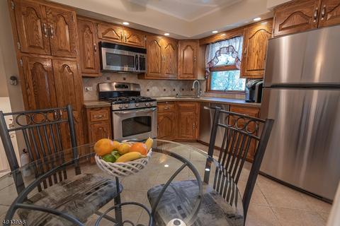 168 Village Cir E, Paramus, NJ 07652 photo 6