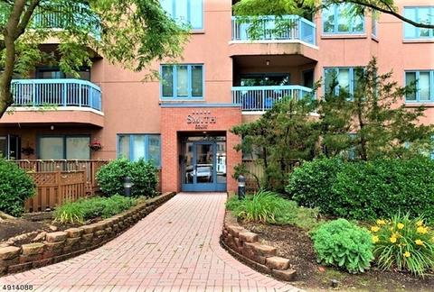 101 Smith Ct, Edgewater, NJ 07020 photo 1