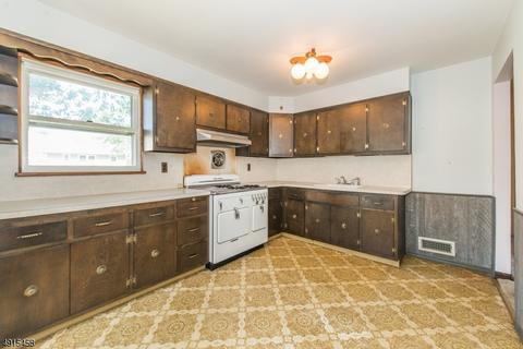 83 Runyon Rd, Clifton, NJ 07013 photo 4