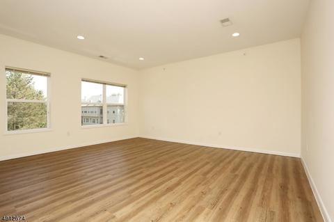 1020 Brittany Dr, Wayne, NJ 07470 photo 8