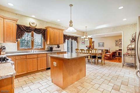 14 Apple Ln, Wayne, NJ 07470 photo 5