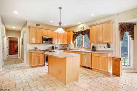 14 Apple Ln, Wayne, NJ 07470 photo 4