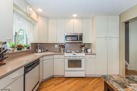 28 Berry Dr, Wayne, NJ 07470 photo 8