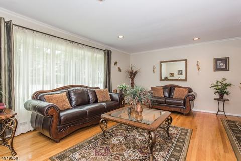 28 Berry Dr, Wayne, NJ 07470 photo 3