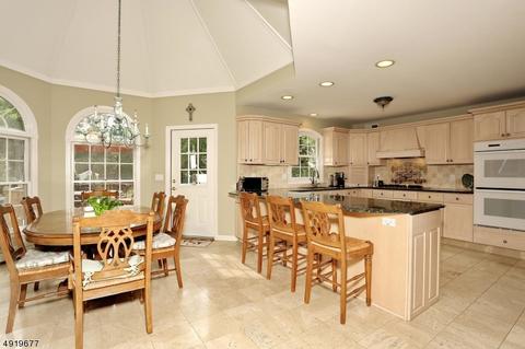 17 Pineview Dr, Waldwick, NJ 07463 photo 4