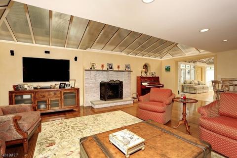 17 Pineview Dr, Waldwick, NJ 07463 photo 9
