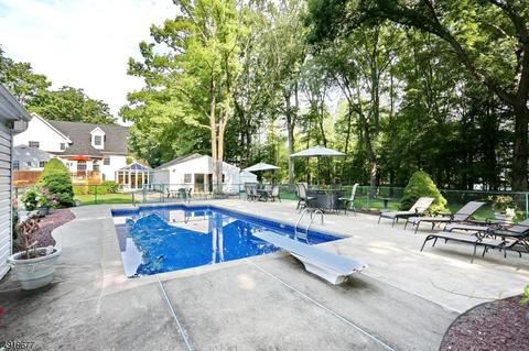 17 Pineview Dr, Waldwick, NJ 07463 photo 2