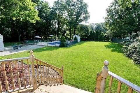 17 Pineview Dr, Waldwick, NJ 07463 photo 12