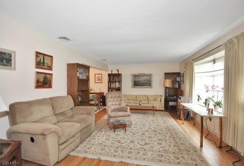294 Maril Ct, Paramus, NJ 07652 photo 4