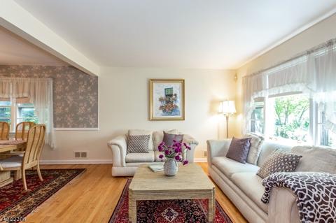 372 Chelsea St, Paramus, NJ 07652 photo 4