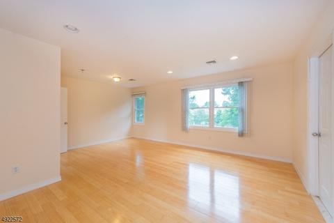 429 Beech Ave, Paramus, NJ 07652 photo 16