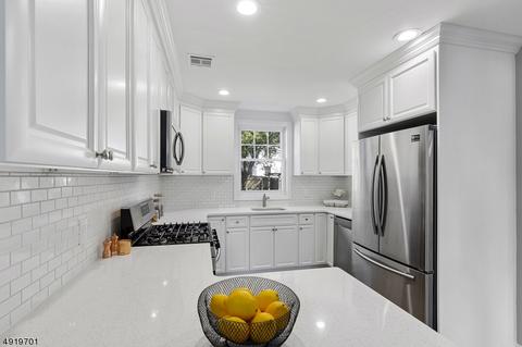 55 Coldevin Rd, Clark, NJ 07066 photo 5