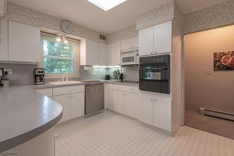 6 Vermont Dr, Paramus, NJ 07652 photo 12