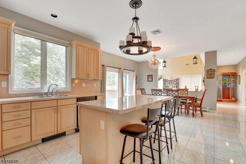 320 Cardinal Pl, Paramus, NJ 07652 photo 7