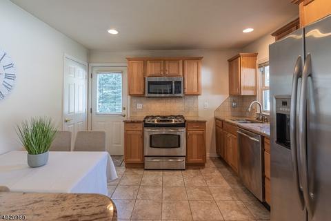 449 Gregory Rd, Paramus, NJ 07652 photo 6