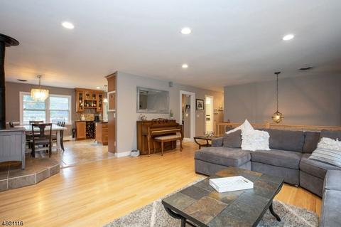 156 Caroline Rd, Paramus, NJ 07652 photo 4
