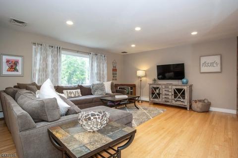156 Caroline Rd, Paramus, NJ 07652 photo 3