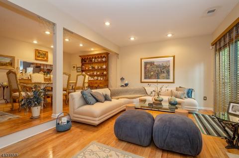 902 Timber Oaks Rd, Edison, NJ 08820 photo 5