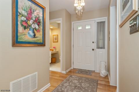 902 Timber Oaks Rd, Edison, NJ 08820 photo 2