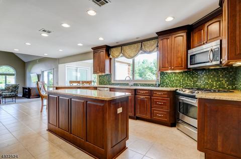 9 Ewing Dr, Flemington, NJ 08822 photo 2
