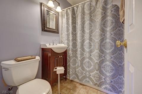 376 Hickory Ave, Paramus, NJ 07652 photo 10