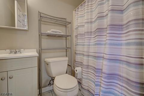 376 Hickory Ave, Paramus, NJ 07652 photo 20