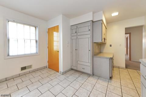 689 Seagull Dr, Paramus, NJ 07652 photo 5