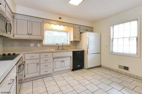 689 Seagull Dr, Paramus, NJ 07652 photo 4