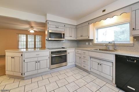 689 Seagull Dr, Paramus, NJ 07652 photo 3