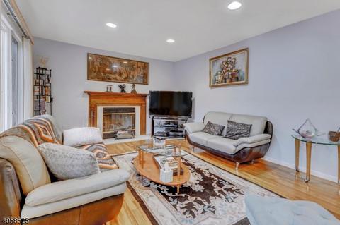 6 Dudley Ct, Wayne, NJ 07470 photo 2