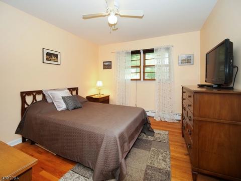 54 Fairview Rd, Clark, NJ 07066 photo 9