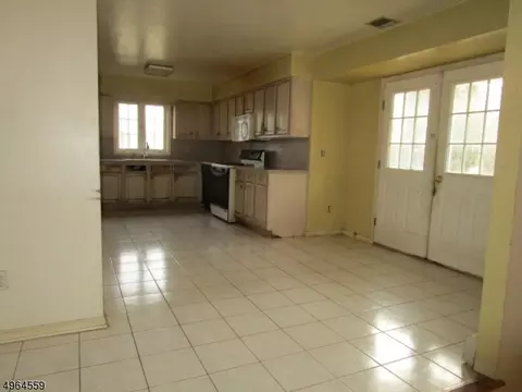 77 Carol Pl, Wayne, NJ 07470 photo 9