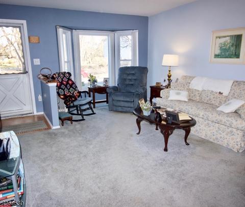 9 Tree Top Rd, Middlesex, NJ 08846 photo 2