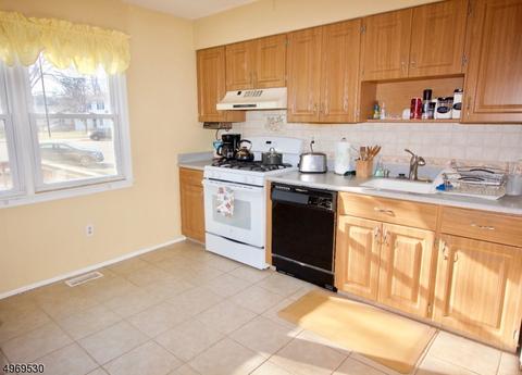 9 Tree Top Rd, Middlesex, NJ 08846 photo 5