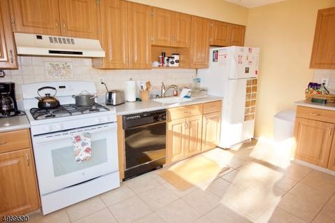 9 Tree Top Rd, Middlesex, NJ 08846 photo 6