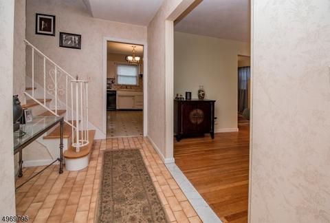 204 Rutledge Ct, North Plainfield, NJ 07060 photo 2