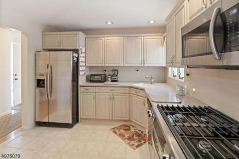 274 Addison Pl, Paramus, NJ 07652 photo 9