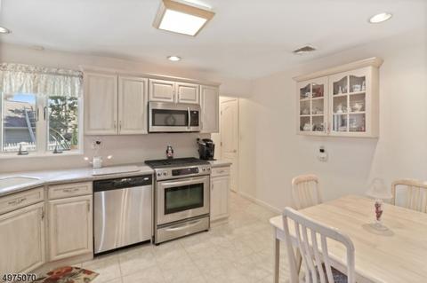 274 Addison Pl, Paramus, NJ 07652 photo 8