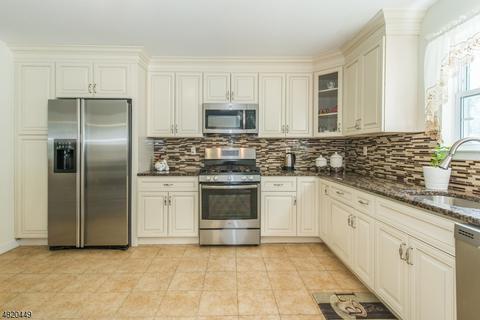 29 Bowfell Ct, Wayne, NJ 07470 photo 2