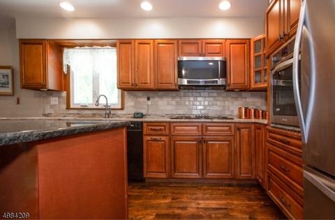 4 Squire Ln, Wayne, NJ 07470 photo 2